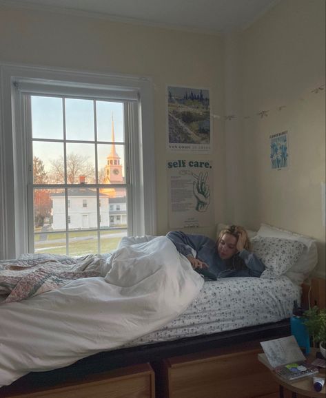 Different Dorm Room Aesthetics, Dorm Room Aesthetics, Dorm Vibes, Dorm Room Bed, College Bed, Bed Inspiration, Cozy Dorm, Freshman Dorm, College Bedding