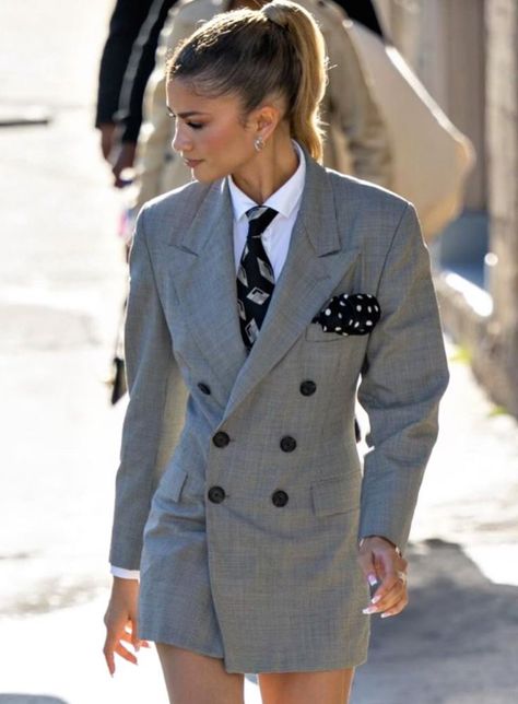 Female Celebs In Suits, Zendaya Pantsuit, Zendaya Iconic Looks, Zendaya Suit Outfit, Zendaya Outfits 2024, Zendaya Challengers Outfits, Zendaya Style Street, Zendaya Suit, Mode Zendaya