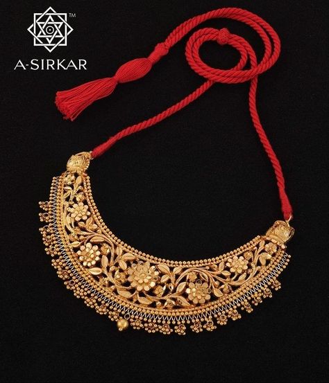 A Sirkar Jewellers Gold Necklace, Hansuli Necklace Gold, Gold Hasli Designs, Pot Marigold, Gold Motif, Jewelry White Gold, 22k Gold Necklace, Dainty Gold Jewelry, Gold Necklace Indian