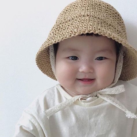 Baby Straw Hat - Handmade crochet hat - Birthday gift - Present for children Baby Port, Baby Summer Hat, Crochet Summer Hats, Crochet Sun Hat, Cute Asian Babies, Korean Babies, Baby Sun Hat, Baby Boy Photos, Paper Hat