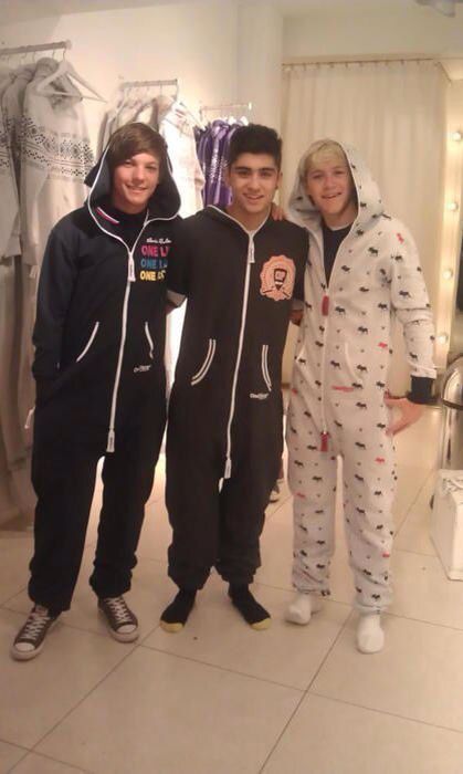 Niall and Louis wearing a onesie One Direction Fotos, Four One Direction, Gambar One Direction, One Direction Images, One Direction Wallpaper, One Direction Photos, One Direction Humor, One Direction Memes, One Direction Pictures