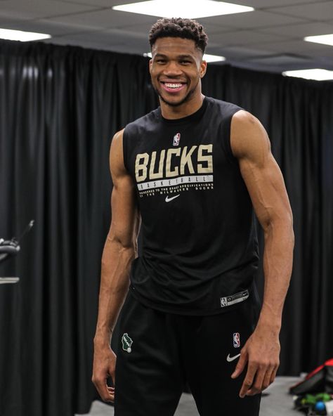 Logan Paul Body, Giannis Antetokounmpo Wallpaper, Beauty In The Struggle, Basketball Players Nba, Nba Mvp, Athleisure Men, Nba Fashion, Giannis Antetokounmpo, Basketball Is Life