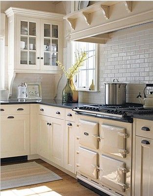 eclectic victorian: Kitchen Inspiration - 1920's Style Cream And White Kitchen, Kabinet Dapur, Herringbone Backsplash, White Subway Tile, Pool Design, Kitchen Pictures, Metroid, Kitchen Tops, Trendy Kitchen