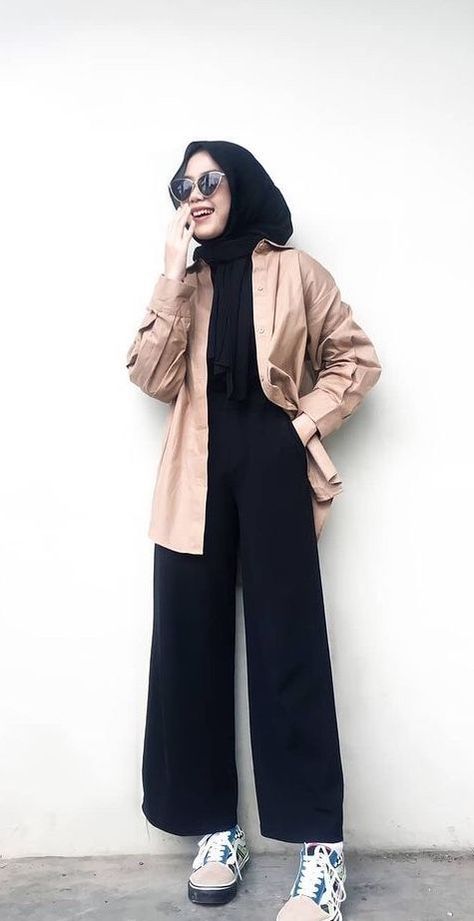 Style Kulot Hijab, Ootd Kulot Hijab, Style Kulot, Outfit Celana Kulot, Outfit Hijab Casual Simple, Kulot Outfit, Outfit Kulot, Kulot Ootd, Outfit Hitam