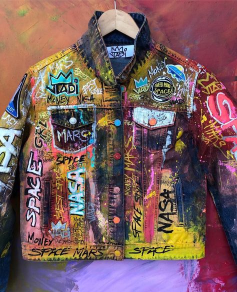 Jacket Art Design, Spray Painted Jacket, Painted Jacket Ideas, Painted Jean Jacket Ideas, Denim Jacket Painted, Space Punk, Nasa Clothes, Custom Jean Jacket, Diy Denim Jacket