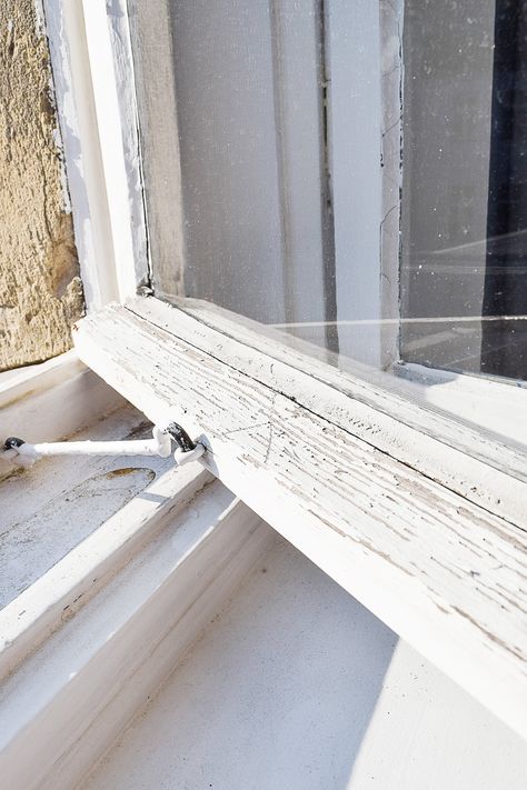 Restoring Old Windows, Reglazing Windows, How To Fix Old Windows, Restore Old Windows, Door Restoration, Repaint Window Frame, Painting Wood Windows, Window Repair Diy, Old Wooden Windows