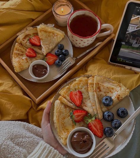 Breakfast Presentation, Sweet Crepes Recipe, Brunch Cafe, Decorações Com Comidas, Food Garnishes, Buffet Food, Food Journal, Fruit Snacks, Food Presentation