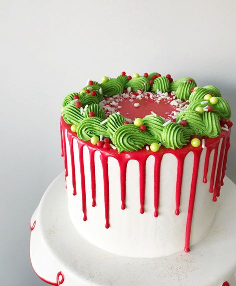 Red and White Christmas drip cake  @nataliesmixingbowl on Instagram Christmas Cake 2022, Christmas Cake Red And Green, Christmas Drip Cake Ideas, Christmas Theme Cakes, Christmas Theme Cake Buttercream, Green And Red Cake, Christmas Cake Designs Buttercream, Red And Green Cake, Red Christmas Cake