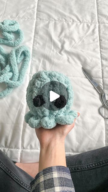 Loom Knit Octopus, Finger Knitting Pillow, Loom Knit Amigurumi, Finger Knit Chunky Blanket, Thick Yarn Projects Easy, How To Finger Knit A Stuffed Animal, Chunky Yarn Animal Crochet Pattern, Finger Crochet Stuffed Animals, Loop Yarn Stuffed Animal