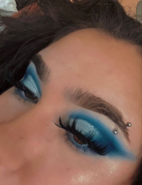 Blue Rave Eye Makeup, Blue Halo Eye Makeup, Fun Makeup Ideas Hooded Eyes, Bold Blue Eyeshadow, Creased Eyes Makeup, Make Up Inspo Colorful, Eyeshadow Blue Looks, Drag Eyeshadow Looks, Ocean Inspired Makeup Looks