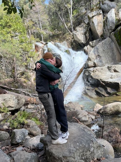 Hiking Couple, Dream Dates, Image Couple, Christmas Date, Cute Date Ideas, Camping Aesthetic, Hiking Pictures, Hiking Aesthetic, Adventure Aesthetic