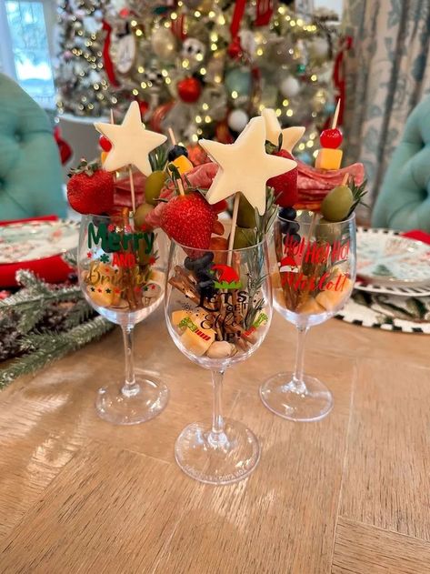 Wine Charcuterie Cups @walmart holiday ideas under $10 #WalmartPartner #LTKHoliday#LTKSeasonal#LTKunder50 Individual Appetizers, Ultra Mini Boots, Charcuterie Cups, Halloween Buffet, 12 Days Of Xmas, Thanksgiving Snacks, Staff Party, Mini Boots, Christmas Cups