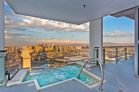 Palms Place Penthouse 57 floor pool - vacation rental in Las Vegas, Nevada. View more: #LasVegasNevadaVacationRentals Vegas Penthouse, Las Vegas Penthouse, Airbnb Photos, Dream Penthouse, House Planner, Pool Australia, Vegas Vibes, Pool Rooftop, Nyc House