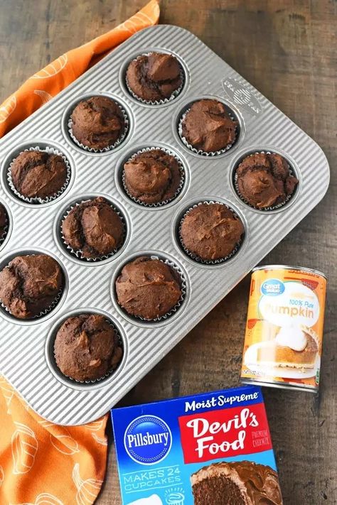 These easy fall muffins that come together with just two ingredients- Devil’s Food cake mix, and a 15-ounce can of pumpkin puree. These tasty muffins are better for you and do not contain any oil or eggs. his simple recipe is perfect for busy mornings or when you’re craving a quick snack.     Who doesn’t love a moist, fluffy, and flavorful, muffin? While store-bought muffins can be convenient, nothing beats a homemade muffin fresh out of the oven during the chilly month… Chocolate Pumpkin Muffins, Fall Muffins, Spice Cake Mix And Pumpkin, Cake Mix Muffins, Baked Items, Devils Food Cake Mix Recipe, Orange Muffins, Pumpkin Pie Mix, Chocolate Pumpkin