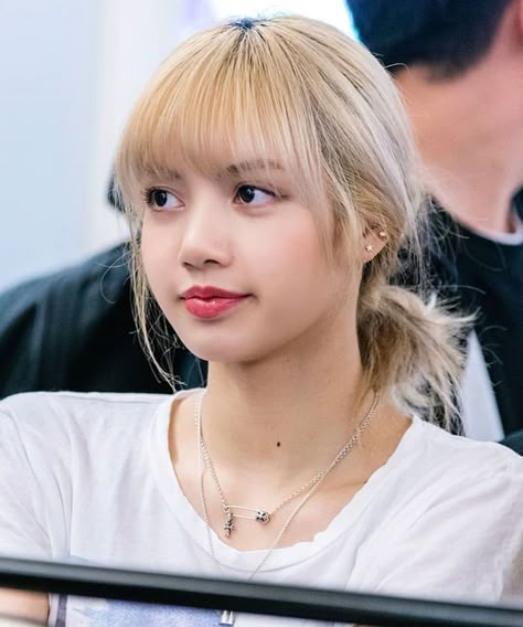 bangs/blonde hair/kpop Blonde Hair Kpop, Blonde Hair Korean, Korean Bangs, Lisa Hair, Blonde Bangs, Kpop Hair, Cool Blonde Hair, Short Blonde, Short Hair With Bangs