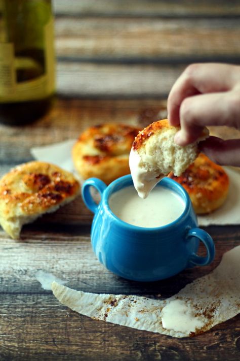 Quick Crockpot Fondue | from The Wanderlust Kitchen Crockpot Cheese Fondue Recipe, Crockpot Cheese Fondue, Christmas Fondue, Crockpot Fondue, Dipping Recipes, Slow Cooker Dip Recipes, Fondue Ideas, Mini Crockpot, Fondue Cheese