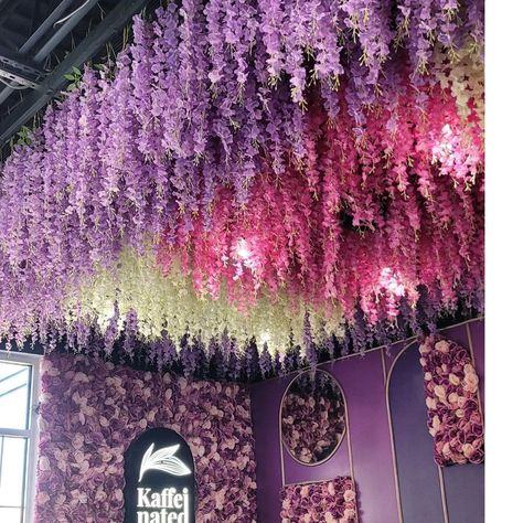 Wisteria Hanging From Ceiling Bedroom, Wisteria Ceiling Decor, Flower Ceiling Bedroom, Floral Ceiling Decor, Roof Decoration Ideas, Artificial Ceiling, Wisteria Ceiling, Wisteria Decor, Ceiling Flowers