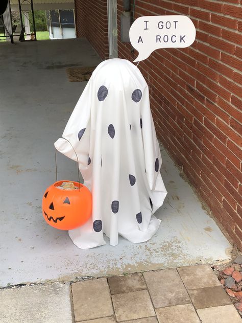 Peanuts Halloween Trunk Or Treat, Snoopy Halloween Decorations, Snoopy Halloween Party, Snoopy Trunk Or Treat Ideas, Peanuts Halloween Decorations, Charlie Brown Halloween Decorations, Peanuts Halloween Decor, The Peanuts Halloween, Peanuts Halloween Party