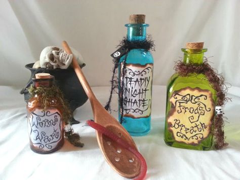 Tim burton potion Disney Villain Party, Halloween Witchcraft, Poison Bottles, Villains Party, Nightmare Before Christmas Sally, Halloween Potion, Nightmare Before Christmas Tattoo, Christmas Spoons, Halloween Potion Bottles