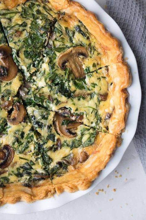 Made wish fresh spinach, mushrooms, Gruyère cheese and milk, this spinach mushroom quiche recipe is a healthy breakfast, brunch or lunch. Spinach Mushroom Quiche, Quiche With Spinach, Kay Nutrition, Mushroom Quiche, Breakfast Quiche Recipes, Quiche Recipes Easy, Spinach Mushroom, Spinach Quiche, Breakfast Quiche