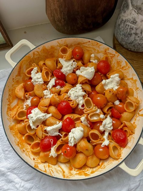 Spicy Tomato Burrata Pasta Spicy Tomato Burrata Pasta, Spicy Burrata Pasta, Colorful Pasta Recipe, Pasta With Mozzarella Balls, Burrata Pasta Recipe, Types Of Spaghetti, Tomato Burrata Pasta, Spicy Tomato Pasta, Spicy Vodka Sauce