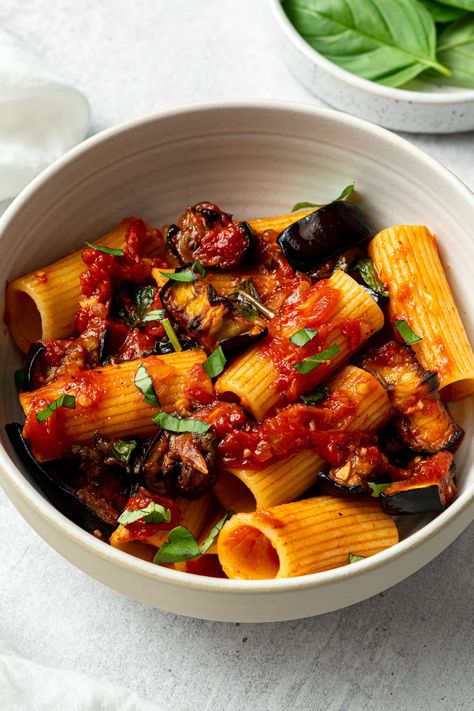 This pasta alla norma is a classic Italian dish that's easy to make and full of flavor! It uses roasted eggplants and has the best sauce. Easy Dinners With Chicken, Easy Dinners With Ground Beef, Pasta Recipes Pesto, Recipes Shrimp Pasta, Pasta Norma, Pasta Recipes Shrimp, Easy Dinner For One, Super Simple Meals, Super Quick Dinner