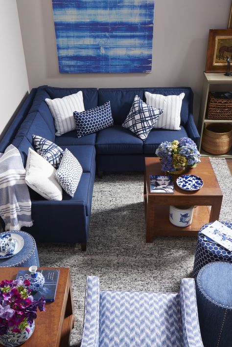 Dark Blue Couch Living Room, Blue Sofa Living Room Color Combinations, Dark Blue Sofa Living Room Ideas, Navy Blue Couch Living Room Decor, Navy Blue Couch Living Room, Blue Sofa Set, Blue Furniture Living Room, Blue Sofa Living, Blue Couch Living Room