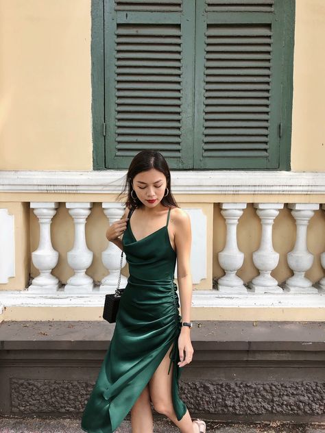 Green Silk Dress Outfit, Satin Dress Aesthetic, Dark Green Satin Dress, Green Silk Dress, Green Satin Dress, Rouched Dress, Tight Dress Outfit, Green Silk Dresses, Prom Dress Inspiration