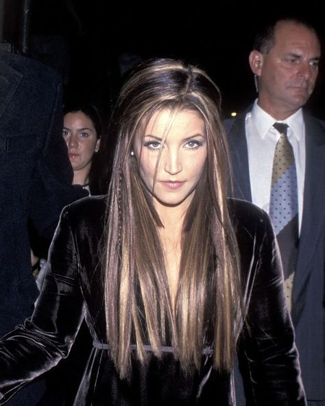 Lisa Marie Presley 90s, 00s Hairstyles, 00s Hair, Benjamin Keough, Lisa Presley, 2000s Celebrities, Elvis Presley Army, 2000s Women, Marie Presley