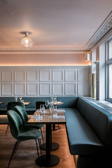 Allbright opens Mayfair club with all-female art on the walls Luxury Bar Design, Modern Restaurant Design, Classic Restaurant, Pub Design, Neoclassical Interior, Interior Luxury, Luxury Bar, Modern Restaurant, Bar Interior