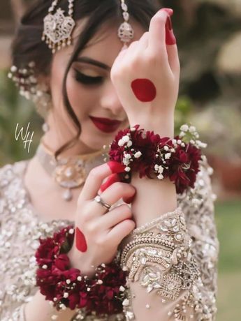 Hand Gajra For Bride, Nikah Bride, Flower Jewellery For Haldi, Flower Jewellery For Mehndi, Pakistani Wear, قلادات متدلية, Flower Jewelry Designs, Wedding Flower Jewelry, Pakistani Bridal Makeup