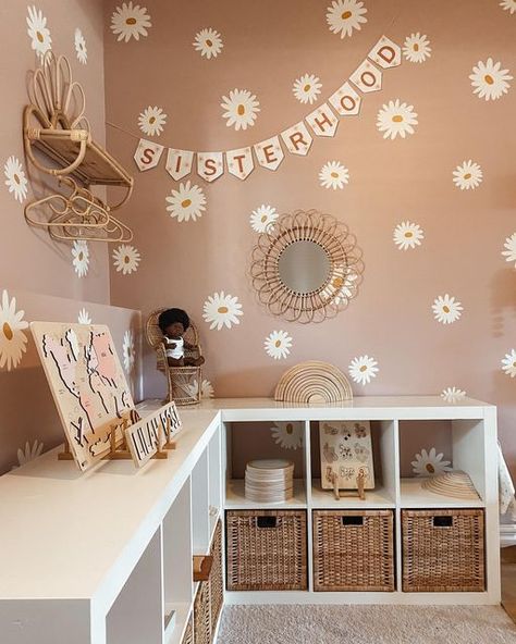 Boho Pink Toddler Room, Boho Shared Girls Room, Pink Daisy Bedroom, Daisy Toddler Bedroom, Boho Playroom Decor, Boho Daisy Bedroom, Daisy Bedroom Decor, Nude Nursery Room, Rattan Playroom