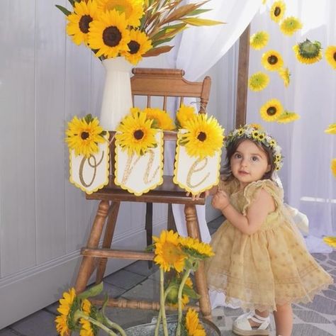 Sunflowers Theme Birthday Party, Sunflower 1st Birthday Party Decoration, Wild One Sunflower Birthday, 1 Year Sunflower Birthday, Sunflowers Birthday Party Ideas, Sunflower Party Theme Birthday, Sunflower First Birthday Party, Sunflower One Year Old Party, 1st Birthday Sunflower Theme