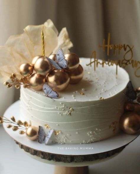 Celebrate your special moments with a touch of gold! This stunning anniversary cake, adorned with metallic spheres, delicate butterflies, and gold accents, is the perfect blend of elegance and sweetness. Whether it's for an anniversary, birthday, or any special occasion, let us craft a custom cake just for you! Ready to order? Message me on WhatsApp at 7044955912 and let's make your event unforgettable! #TheBakingMumma #AnniversaryCake #ElegantCakes #GoldAccents #CustomCakes #HomeBaker #Or... Elegant Anniversary Cakes, 1st Wedding Anniversary Cake, 50 Anniversary Cake, Simple Anniversary Cakes, 1st Anniversary Cake, Wedding Cake Simple Elegant, Anniversary Cake Designs, Wedding Gift Pack, Cake Simple