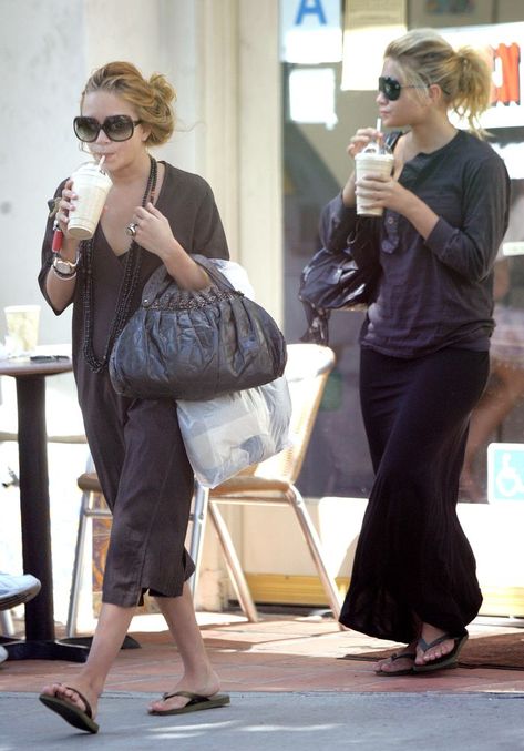 Havaianas Outfit, Ashley Olsen Style, Olsen Style, Olsen Fashion, The Olsen Twins, Olsen Twins Style, Olsen Sister, Style Types, Kate Olsen