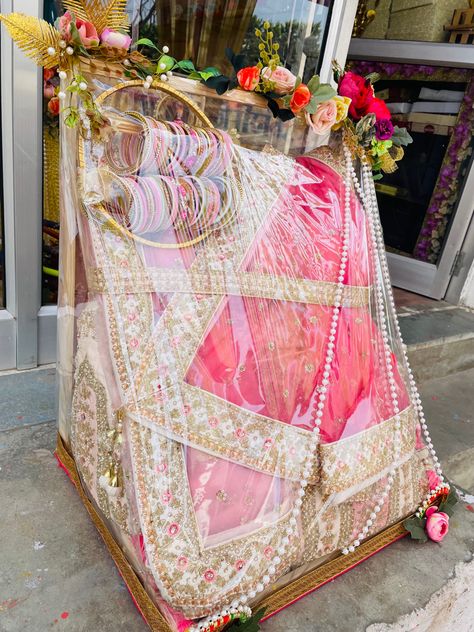 Lehanga Packing For Wedding, Jewellery Packing Ideas For Wedding, Lehenga Packing Ideas Wedding, Handmade Hamper, Wedding Packing, Wedding Gift Hampers, Wedding Platters, Wedding Flower Jewelry, Thali Decoration Ideas