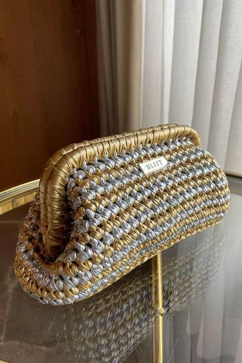 Golden and silver color block clutch with polyester yarn material woven pattern. Comes with a detachable sling chain. - Aza Fashions Clutch Bag Pattern, Orion's Belt, Crochet Boho Bag, Diy Crochet Bag, Metallic Clutch, Crochet Business, Crochet Basket Pattern, Crochet Clutch, Crochet Fashion Patterns