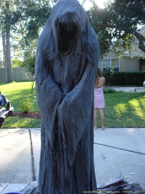 DIY PVC Monster Mud Reaper Ghost Halloween Decor Tutorial Monster Mud, Scary Halloween Decorations Outdoor, Scary Halloween Decorations Diy, Halloween Diy Outdoor, Halloween Outside, Image Halloween, Halloween Props Diy, Creepy Halloween Decorations, Adornos Halloween