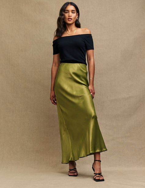 11 Easy Summer Outfits That Are Our Go-To Formulas Every Year | Who What Wear UK Easy Summer Outfits, Wedding Guest Skirt, Satin Skirt Outfit, Olive Skirt, Shirts And Shorts, Satin Maxi Skirt, Simple Summer Outfits, Maxi Skirt Outfits, Linen Shirts