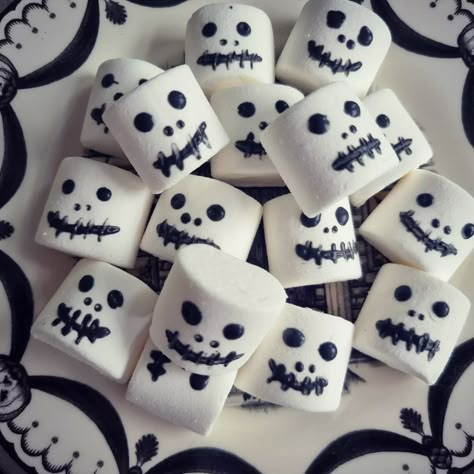 Skull Marshmallows * Marvellous Mrs P - Lifestyle, Vintage & Family Blog Halloween Marshmallows Ideas, Marshmallow Halloween Treats, Comidas Halloween, Halloween Marshmallows, Halloween Mummy Dogs, Marshmallow Halloween, Diy Halloween Candy, Halloween Cake, Halloween Juice