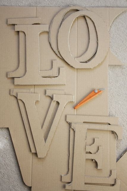 Diy Cardboard Letters, Letters Tutorial, Reka Bentuk Bilik Tidur, Cardboard Letters, Letter Love, Paper Art Projects, Cardboard Box Crafts, Diy Letters, Cardboard Art