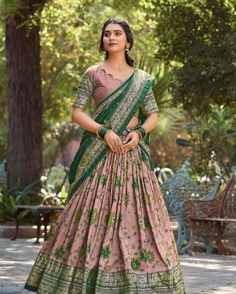 Channel timeless beauty with this Kalamkari art tussar silk blend lehenga half saree, perfect for weddings and engagements. 💖 IndianWedding BridalFashion HandcraftedSaree Store - www.shivtraa.in @shivtraa_ @label_shivtraa Kalamkari Lehenga Designs, Silk Lehenga Designs, Kalamkari Lehenga, Plus Size Lehenga, Sari Lehenga, Kalamkari Print, Silk Lehenga Choli, Navratri Chaniya Choli, Green Lehenga