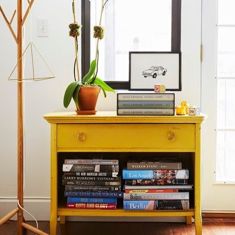 love this little yellow bookshelf situation Hall Entrada, Next Furniture, Brooklyn Apartment, Casa Vintage, Concept Home, Apartment Aesthetic, Amber Interiors, Dream Living, Flipping Furniture