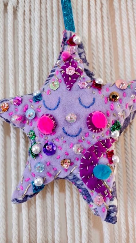 Diy Star Decor, Diy Sequin Embroidery, Easy Sew Christmas Ornaments, Felt Stars Diy, Felt Star Ornaments, Felt Star Ornaments Diy, Cute Diy Ornaments, Felt Christmas Star, Diy Star Ornaments