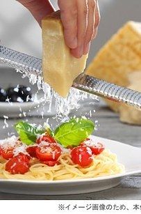 This zester/grater that’ll work for cheese, citrus, garlic, and ginger. | 17 Multipurpose Products That'll Help You Declutter Your Life Microplane Zester, Microplane Grater, Citrus Zester, Lemon Cheese, Garlic Grater, Lemon Zester, Electric Foods, Cheese Grater, Asiago