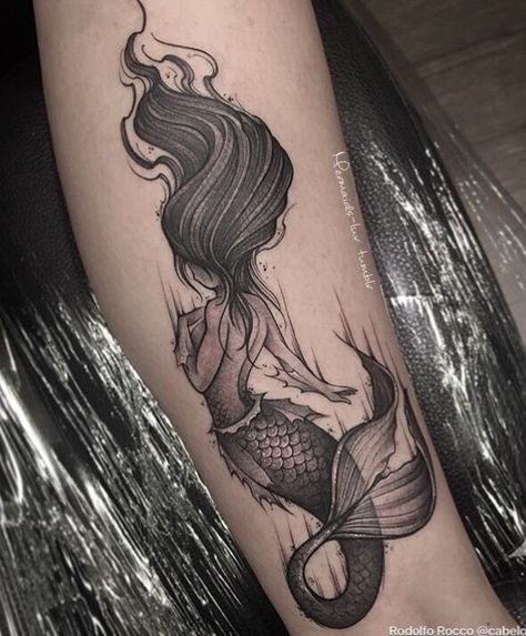 Tropisches Tattoo, Mermaid Sleeve Tattoos, Hai Tattoo, Beach Inspired Tattoos, Beach Tattoo Ideas, Nautical Tattoo Sleeve, Siren Tattoo, Tropical Tattoo, Wreath Tattoo