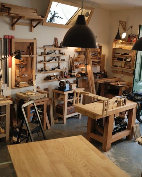 @ateliermateus #marcenaria #woodworking #joinery #workbench #atelier #lisboa Wood Shop Aesthetic, Home Woodshop, Craft Studios, Wood Workshop, Artist Studios, Future Garden, Woodworking Joinery, Dream Studio, Garage Shop