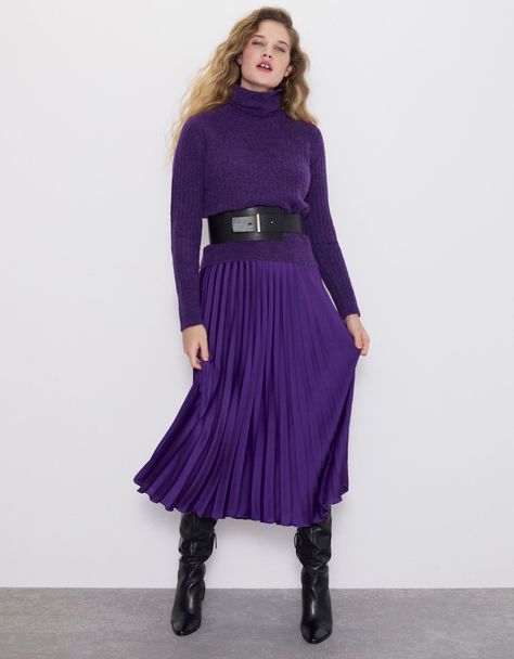 Thanksgiving Outfit Women, Winter Skirt Outfit, Strappy Mini Dress, Outfit Mujer, Winter Skirt, Thanksgiving Outfit, Skirt Outfit, Pleated Midi Skirt, Purple Fashion