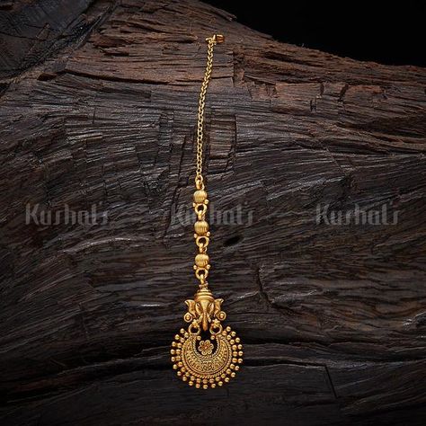 Designer maang tikka studded with synthetic stones and beads, plated with antique gold polish made of copper alloy!!!                          #maangtikka #jewellery #antique #kuhalsfashionjewellery #traditional #woman  Antique Tikka 118762 Gold Tikka Design, Gold Maangtika Designs, Latest Gold Mangtika Designs, Mangtika Gold Design, Mangtika Jewellery Gold Design, Maangtikka Designs Gold, Maangtika Designs In Gold, Gold Maang Tikka Designs Simple, Gold Mangtikka Design