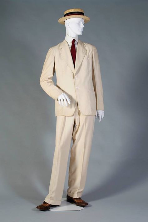 1920′s Linen suit and straw boater hat, American Kent State University Museum. 20s Suit Men's Fashion, Boater Hat Outfit Men, 1910 Mens Fashion, Beige Linen Suit, Edwardian Suit, Straw Boater Hat Outfit, 1920 Suits, Boater Hat Outfit, 1920s Suits